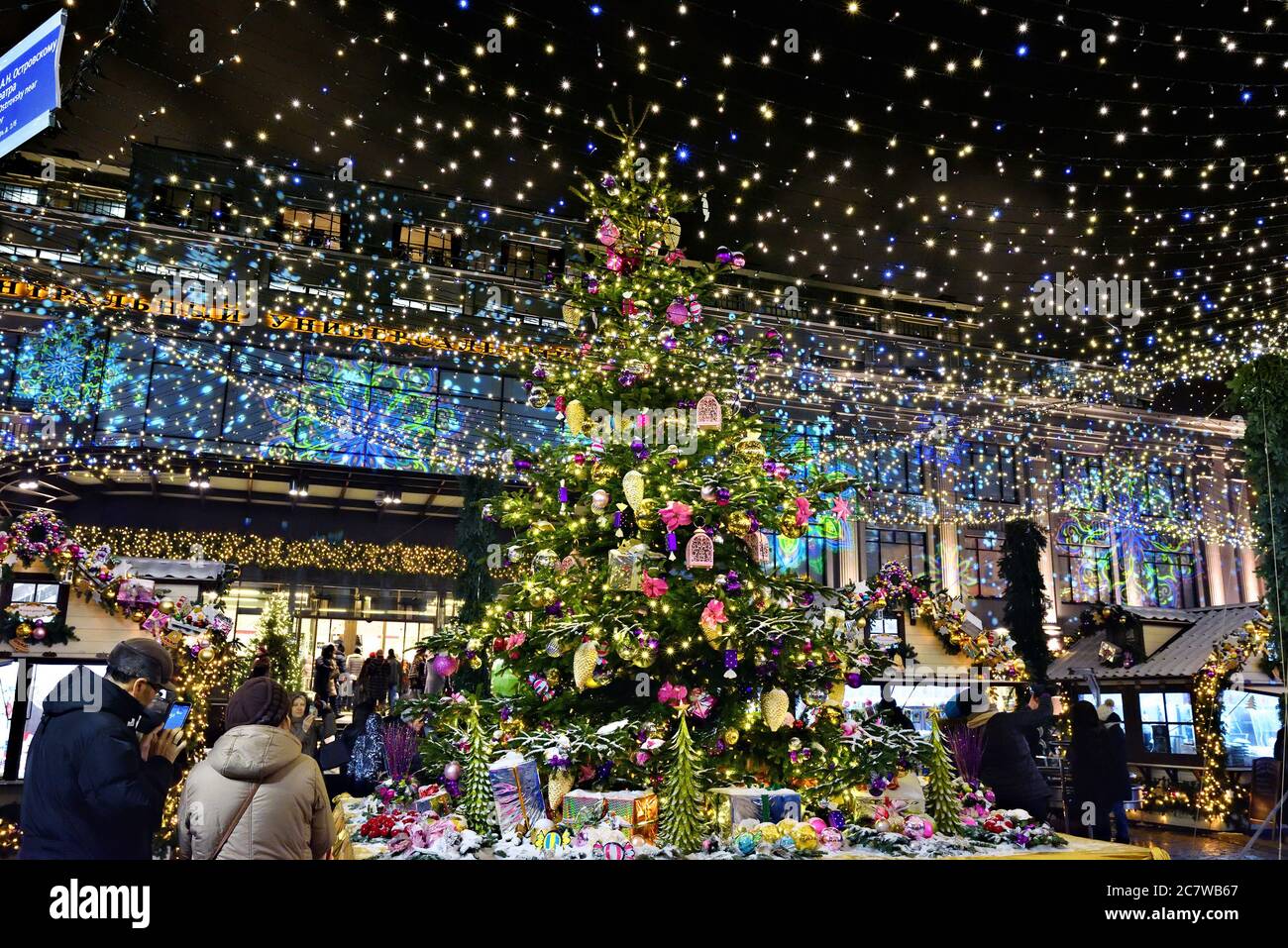 Moskau, Russland - 16. Januar 2016: Moskau für Neujahr und Weihnachten dekoriert. Weihnachtsbaum auf der Straße weihnachtsmarkt Stockfoto