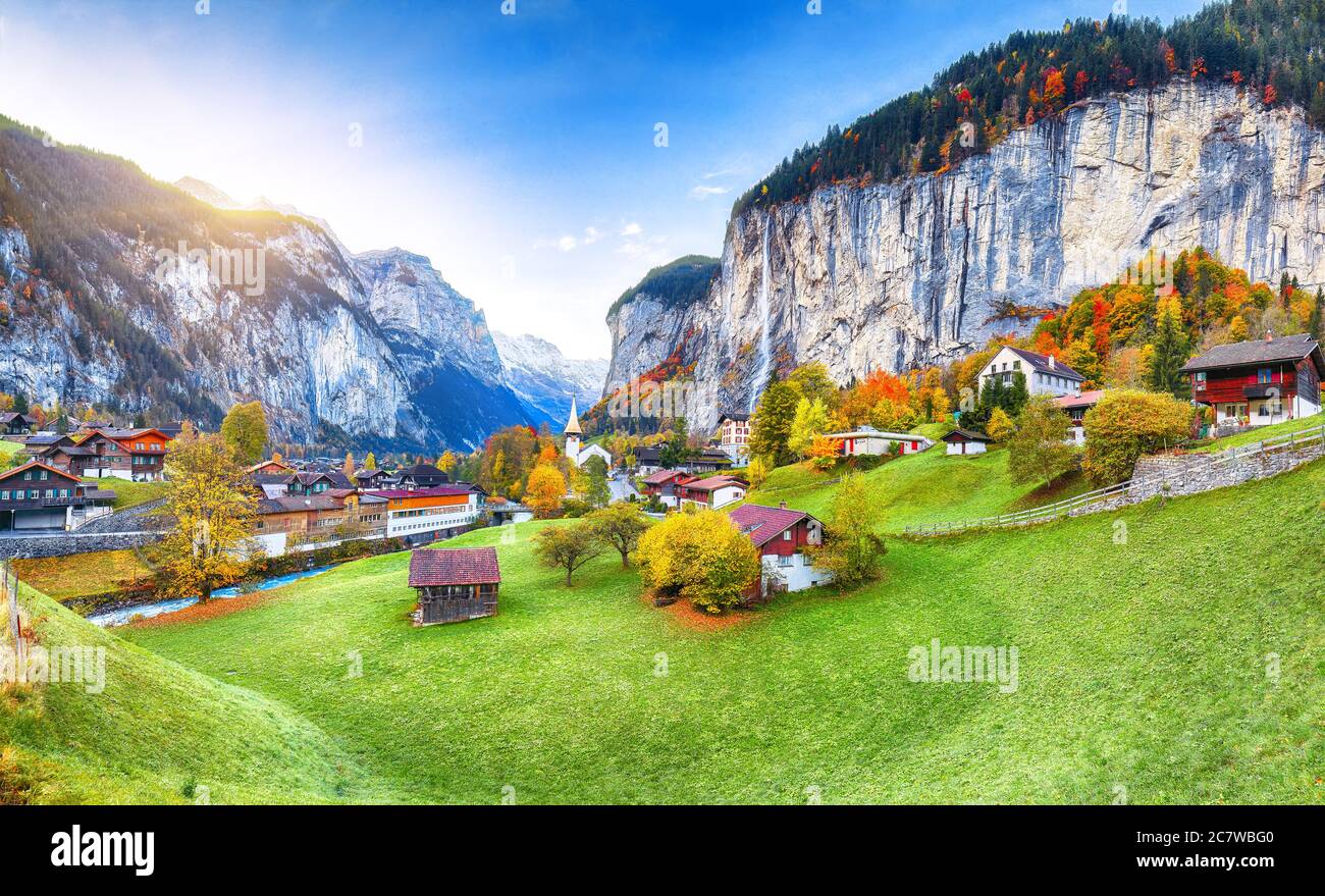 Erstaunliche Herbstlandschaft des touristischen Alpendorfes Lauterbrunnen mit berühmter Kirche und Staubbach Wasserfall. Lage: Lauterbrunnen Dorf, Berner Stockfoto