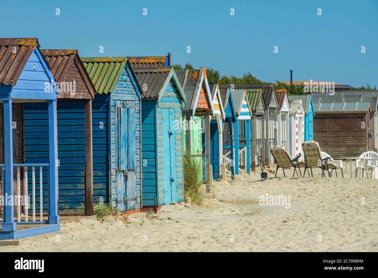 Strandhütten am West Wittering Beach, West Sussex, England Stockfoto