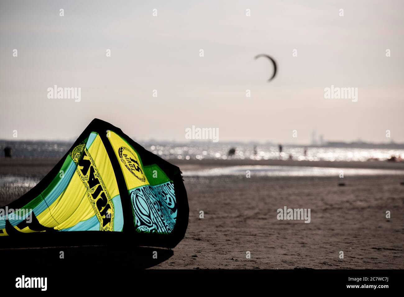 Packen Sie am Ende eines Tages Kitesurfen Stockfoto