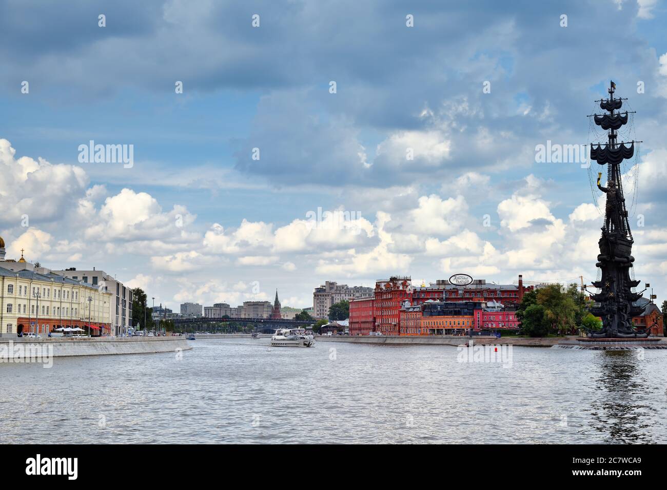 Moskau, Russland - 14. Juli 2018: Morgenansicht auf dem Moskauer Fluss, Pretschistenskaja Damm und Denkmal für Peter I. bei Sommeranbruch Stockfoto
