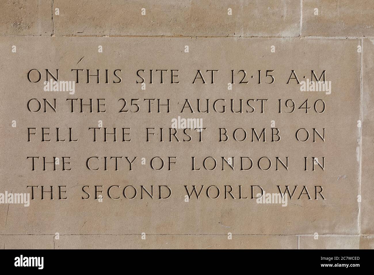 England, London, City of London, The Barbican, Fore Street, Stone Marker auf dem Gelände der ersten Bombe, die im zweiten WOR auf die City of London fiel Stockfoto