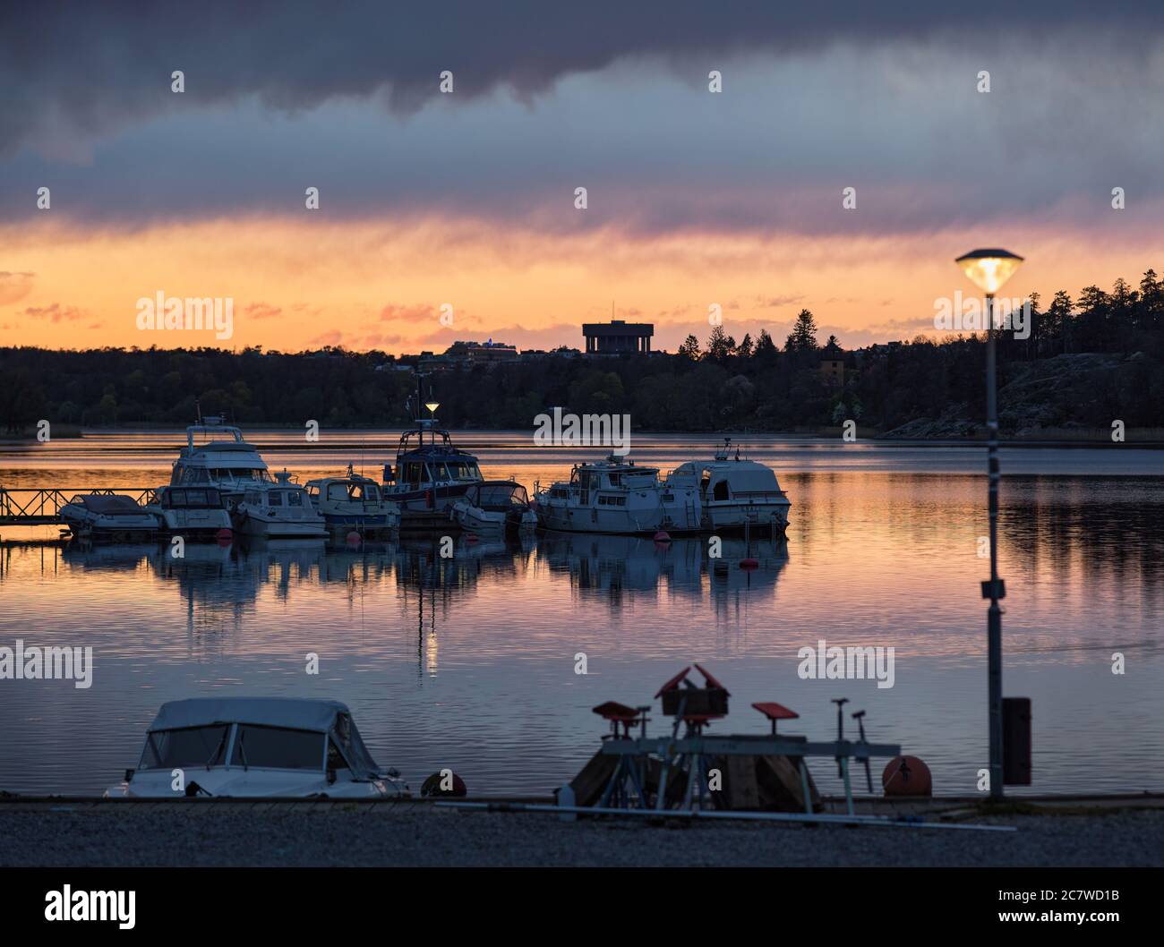 Abend in Småbåtshamn (kleiner Bootshafen) in Brunnsviken, Albano, Stockholm, Schweden Stockfoto