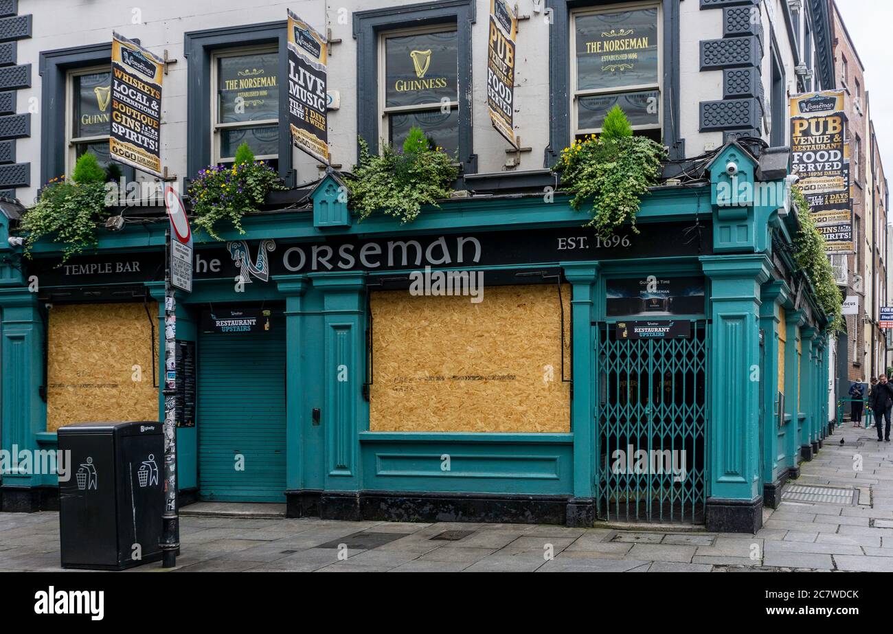 The Norseman Pub in Temple Bar, Dublin. Normalerweise an einem Freitagnachmittag gedrängt, aber wegen der Coronavirus-Epidemie geschlossen. Stockfoto