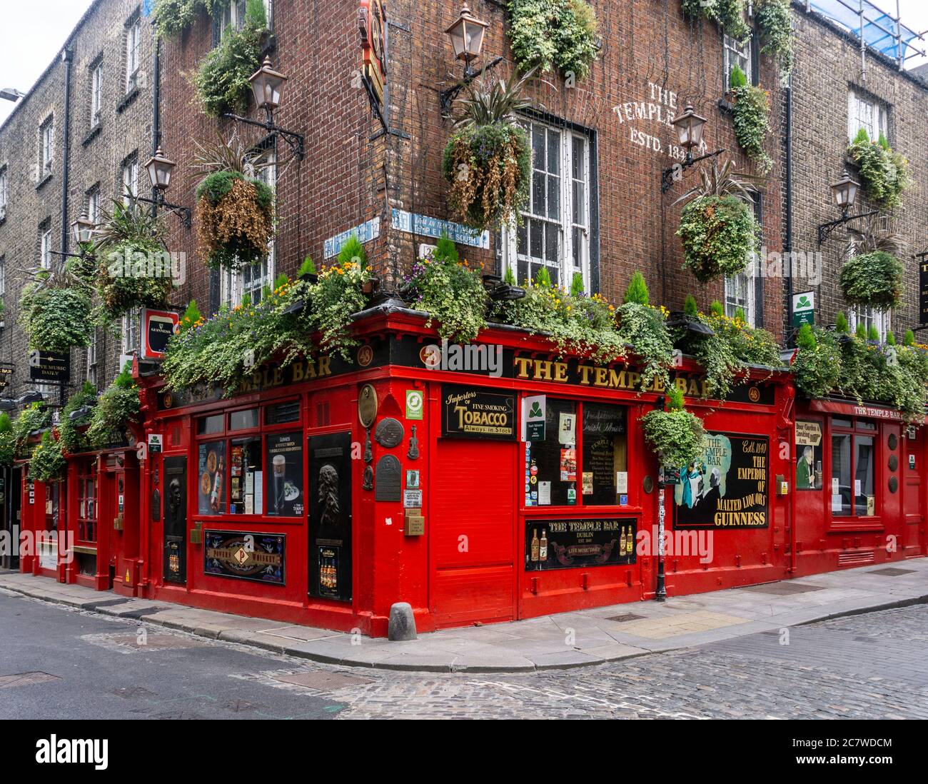 The Temple Bar Pub in Dublin' - die berühmte Ikone dieser Gegend und normalerweise voller Menschen und jetzt vorübergehend wegen der Coronavirus-Epidemie geschlossen. Stockfoto
