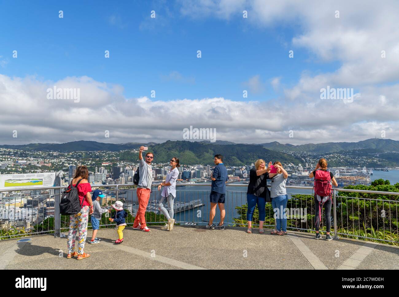 Touristen, die Fotos vom zentralen Geschäftsviertel vom Mount Victoria Lookout, Wellington, Neuseeland, machen Stockfoto