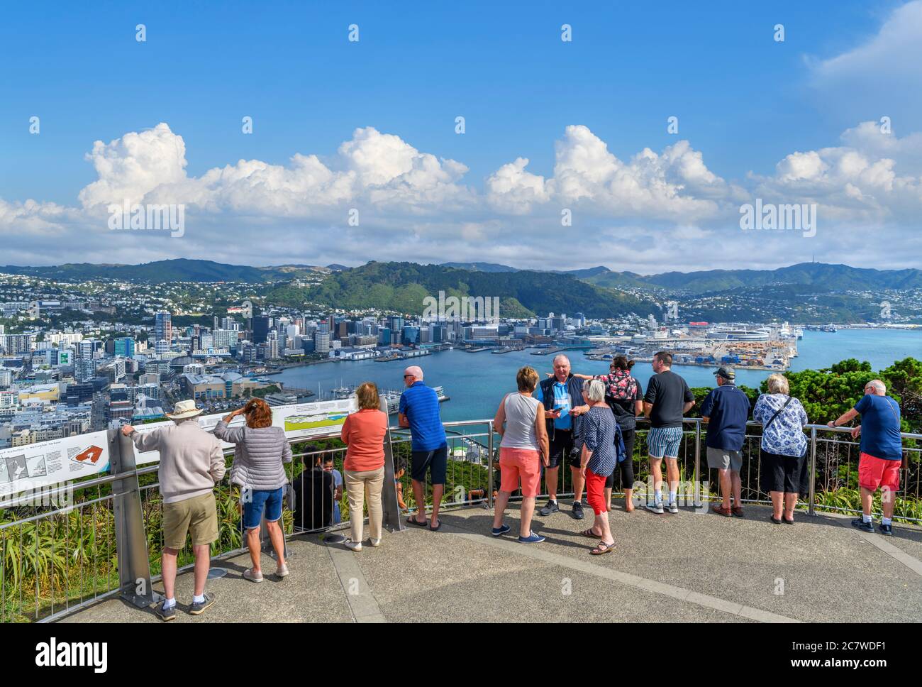 Touristen, die vom Mount Victoria Lookout, Wellington, Neuseeland aus den Blick auf das zentrale Geschäftsviertel haben Stockfoto