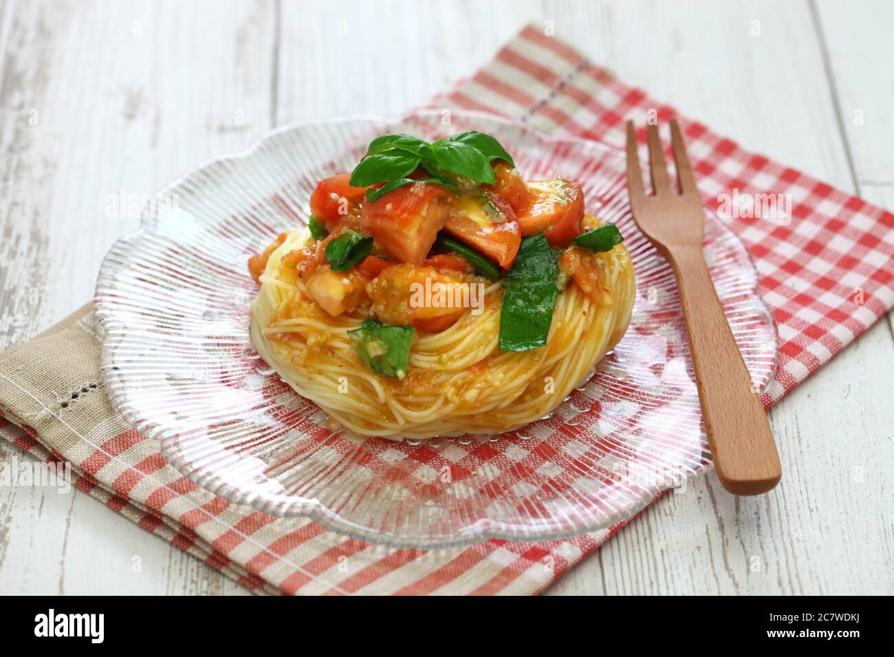 Im Sommer gekühlte Pasta mit frischen Tomaten und Basilikum Stockfoto