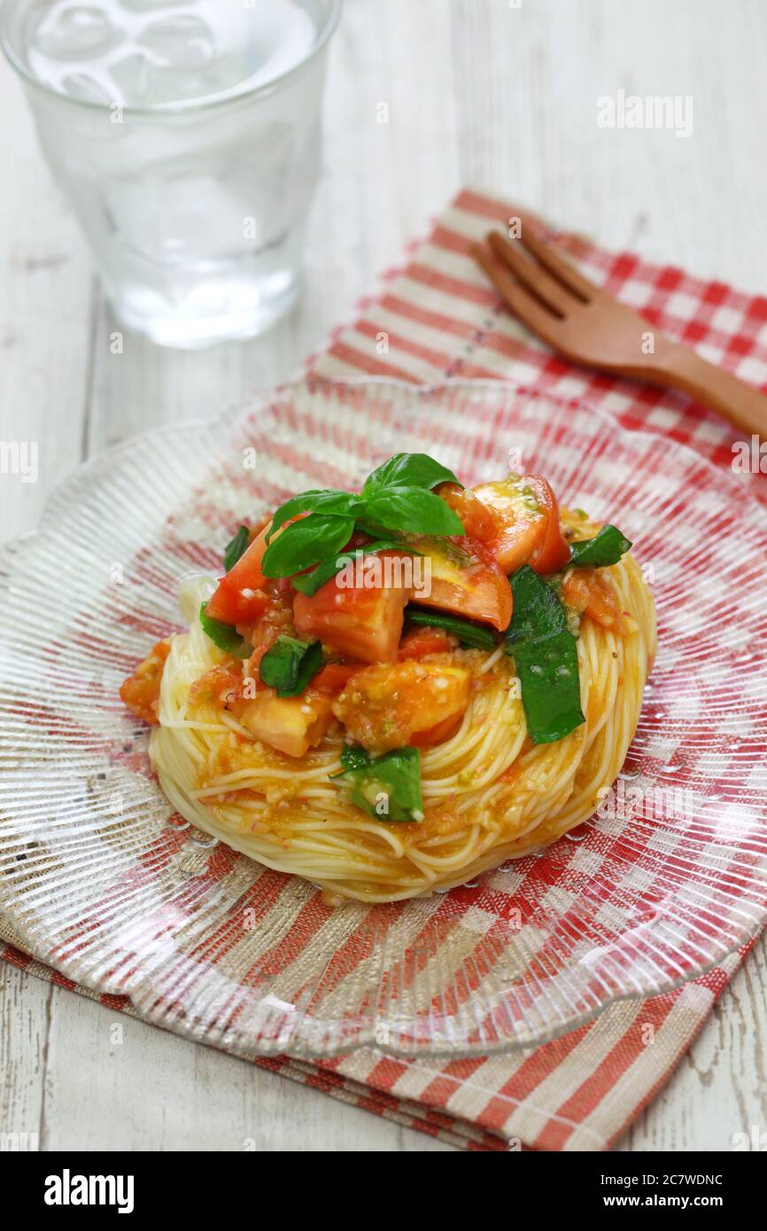 Im Sommer gekühlte Pasta mit frischen Tomaten und Basilikum Stockfoto