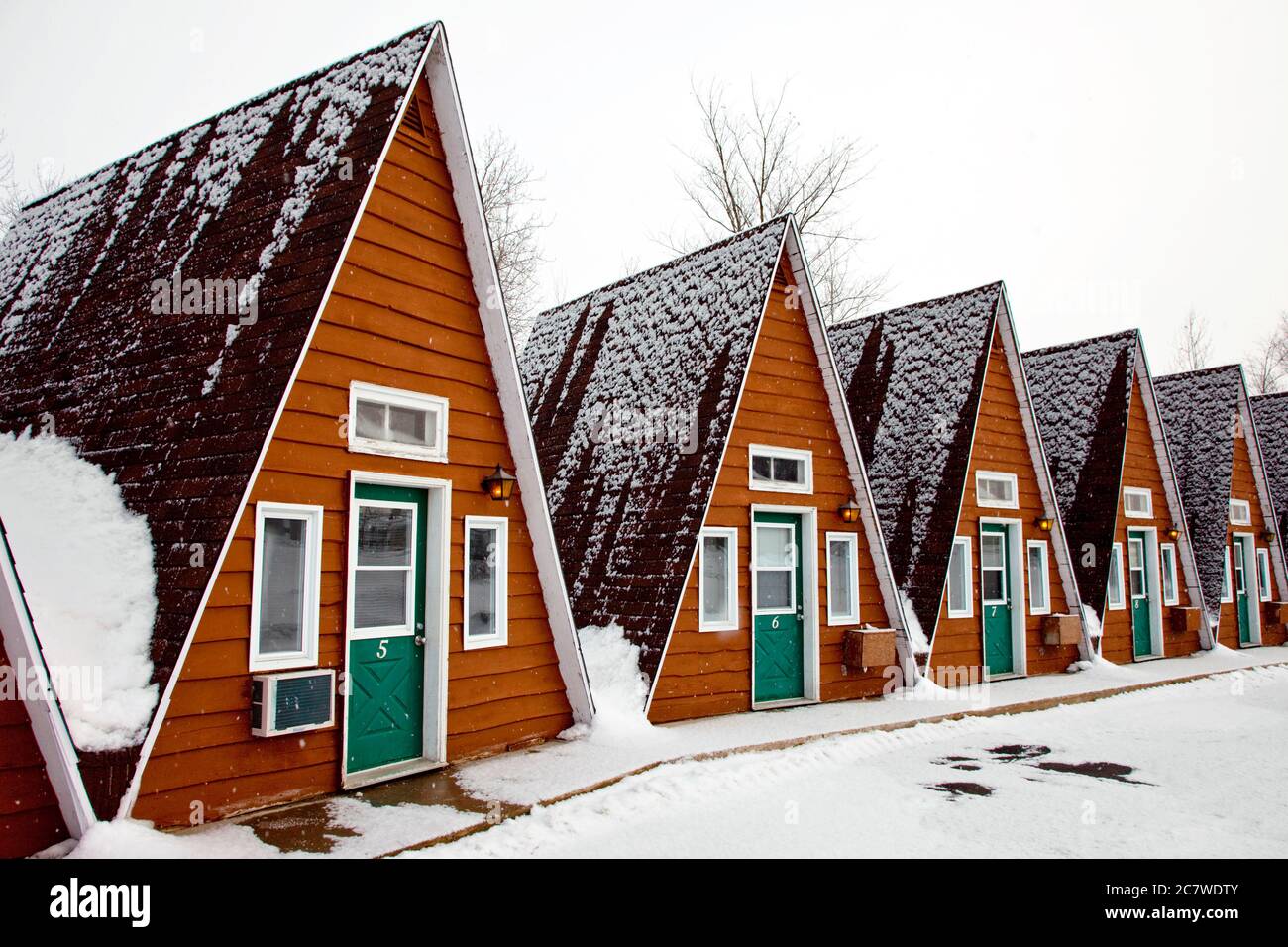 Schneebedeckte A-Frame Chalets in Quebec, Kanada Stockfoto