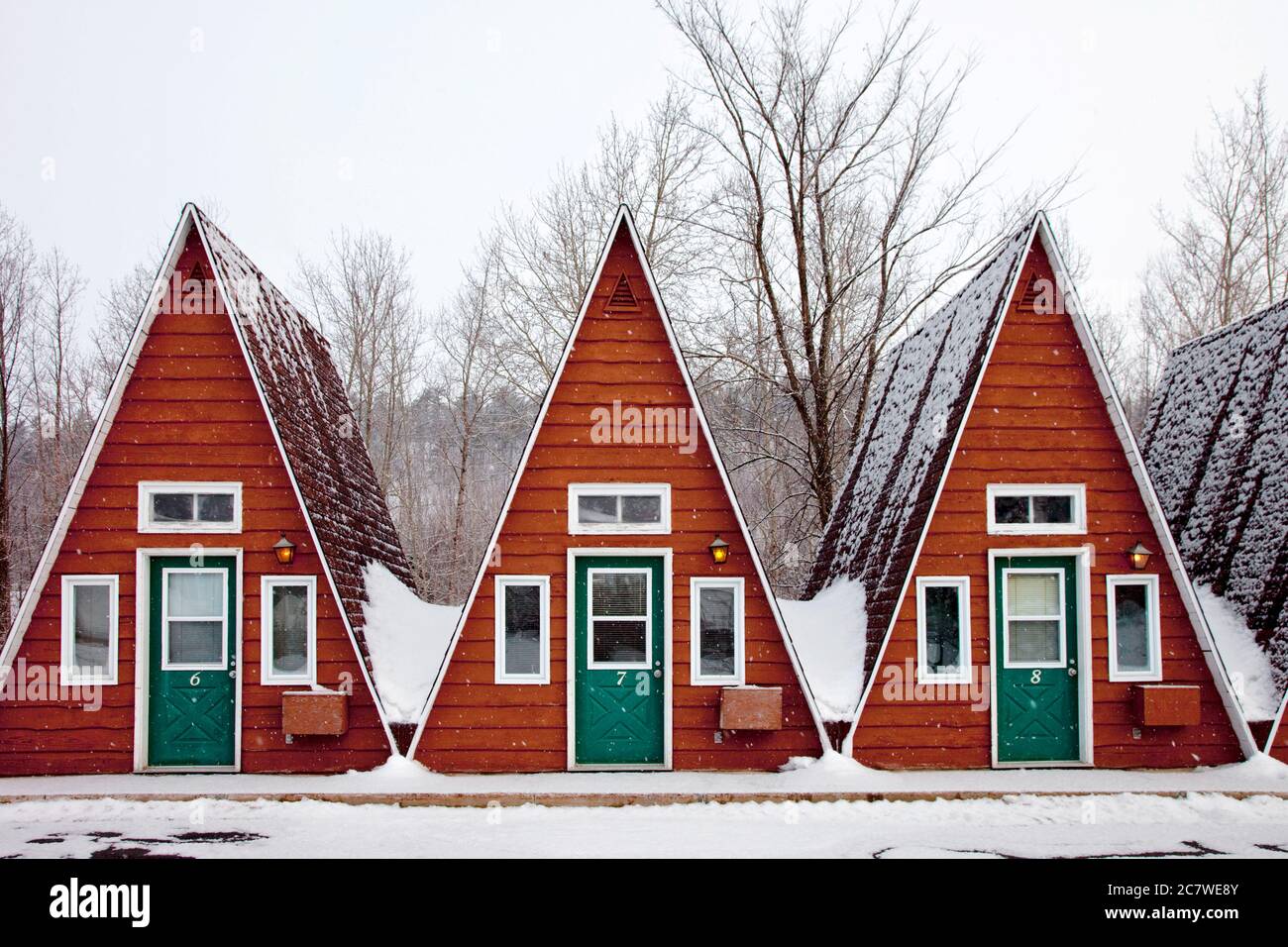 Schneebedeckte A-Frame Chalets in Quebec, Kanada Stockfoto