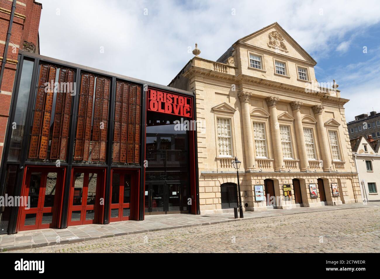 Die Fassade des Bristol Old Vic Theatre, Bristol, Großbritannien. Von der King Street aus, die die alte Fassade und die neuere moderne Fassade zeigt, keine Leute. Stockfoto