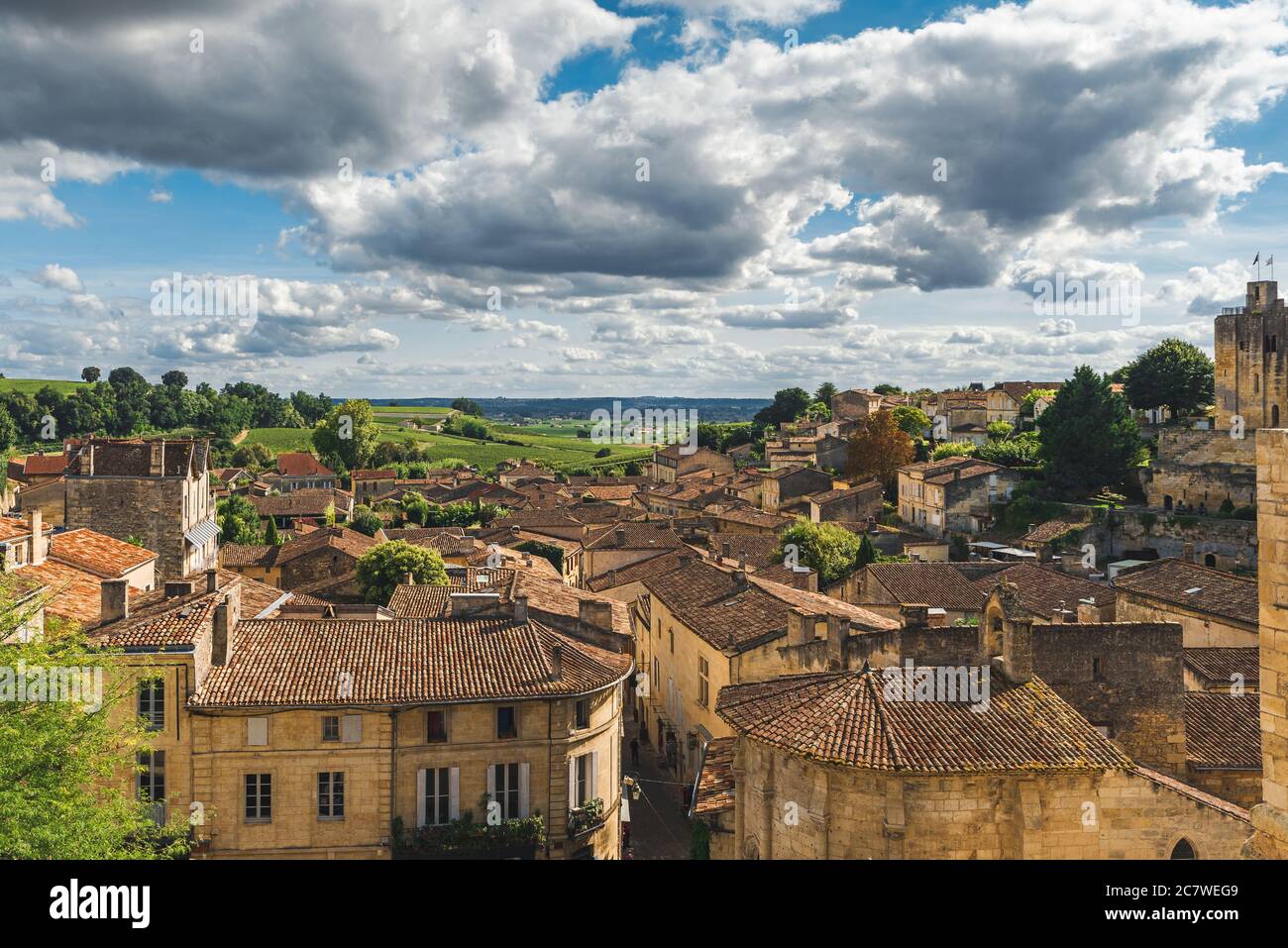 Bordeaux, Aquitanien, Frankreich. Luftaufnahme der alten mittelalterlichen französischen Stadt Saint Emilion. Berühmte französische Weinregion Stockfoto