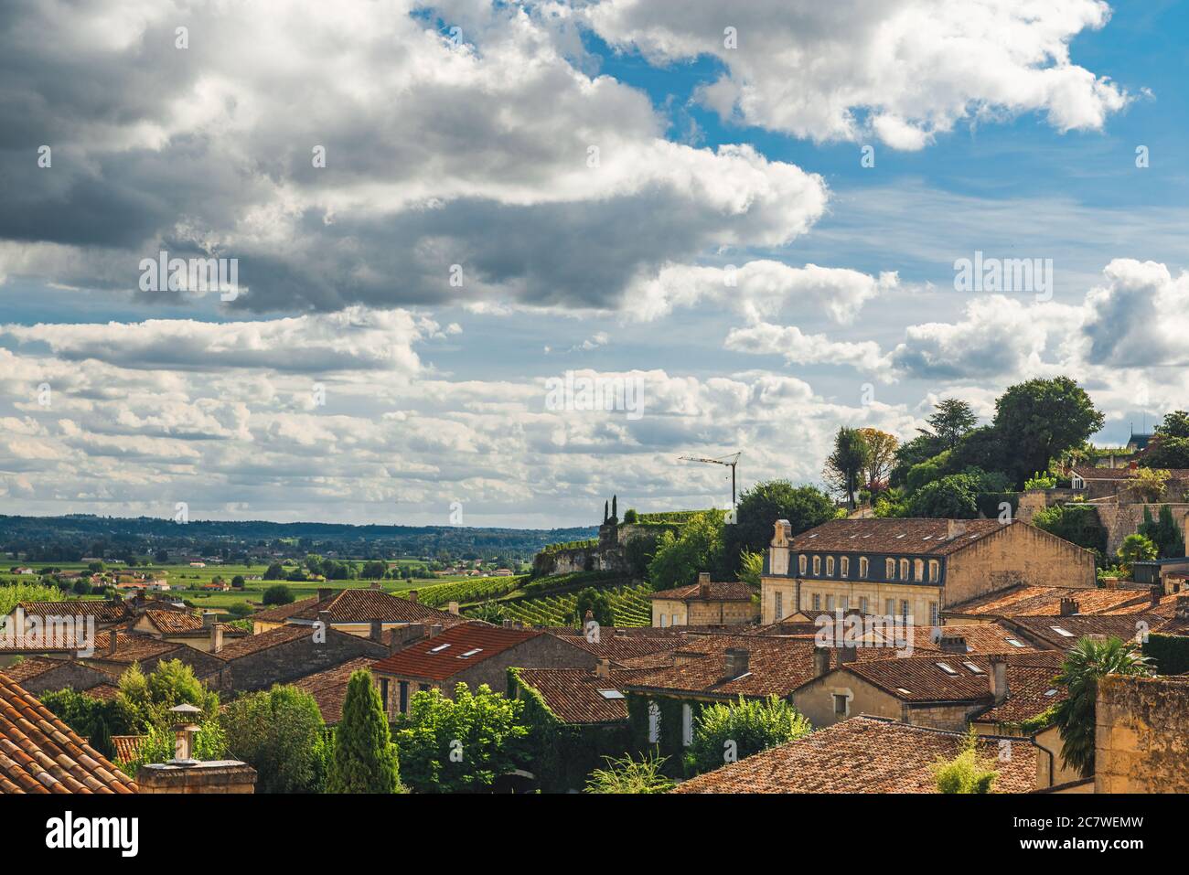 Luftaufnahme der alten mittelalterlichen französischen Stadt Saint Emilion mit Weinbergen in Aquitaine, Frankreich. Berühmte französische Weinregion Stockfoto