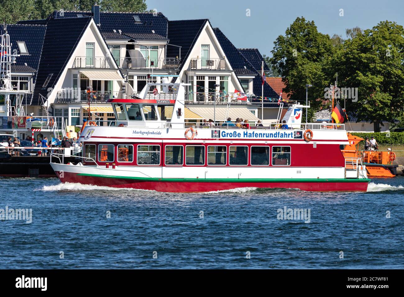 Ausflugsboot MARKGRAFENHEIDE auf Rostocker Hafen-Besichtigungstour Stockfoto
