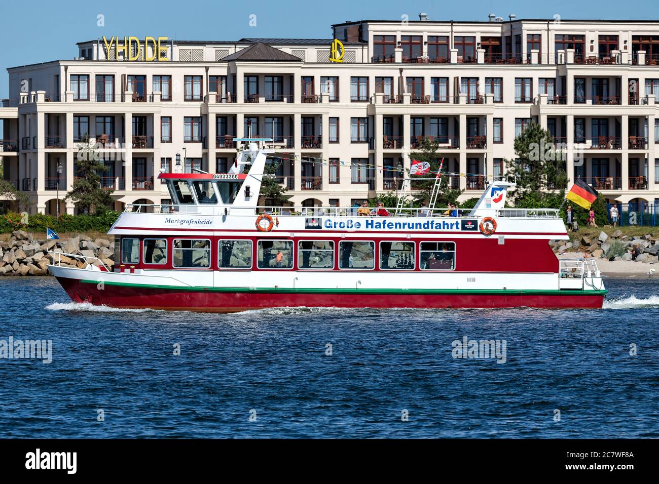 Ausflugsboot MARKGRAFENHEIDE auf Rostocker Hafen-Besichtigungstour Stockfoto