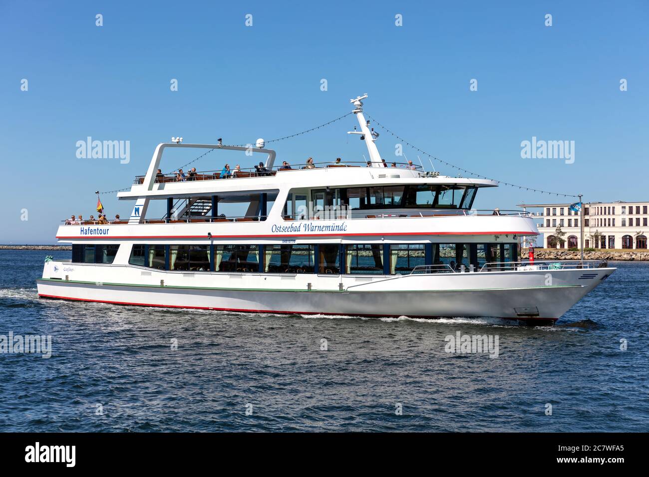 Ausflugsboot OSTSEEBAD WARNEMÜNDE auf Rostocker Hafenrundfahrt Stockfoto