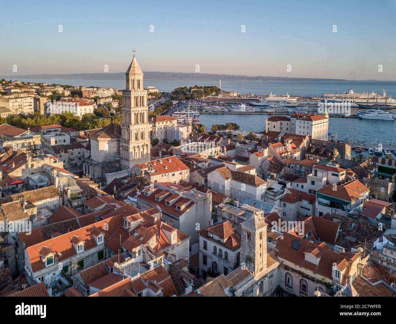 Split, Kroatien - August 15 2019: Ein sommerliches Stadtbild, mit Diokletianspalast, Glockenturm der Kathedrale von St. Domnius & Riva Promenade, Abend Stockfoto