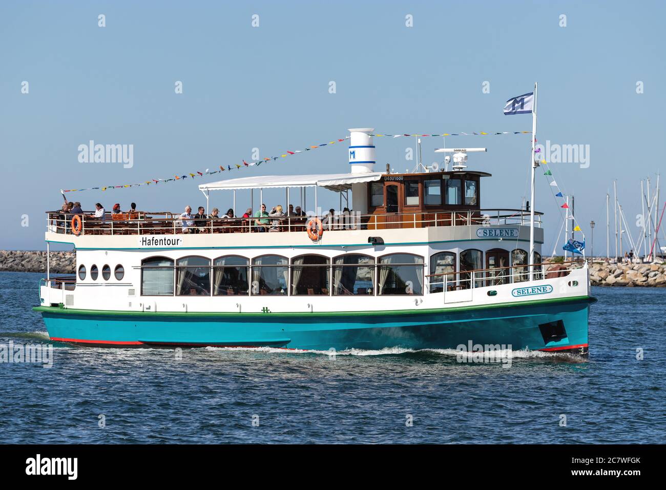 Ausflugsboot SELENE auf Rostocker Hafenrundfahrt Stockfoto