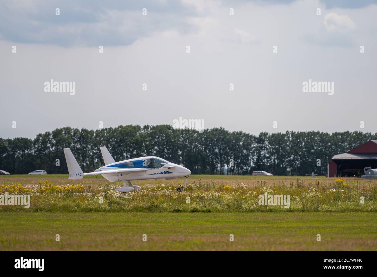 Malmö, Schweden - 14. Juli 2020: Ein schöner Tag während der Urlaubszeit. Bild eines experimentellen einmotorigen Flugzeugs. Propeller im Rücken Stockfoto