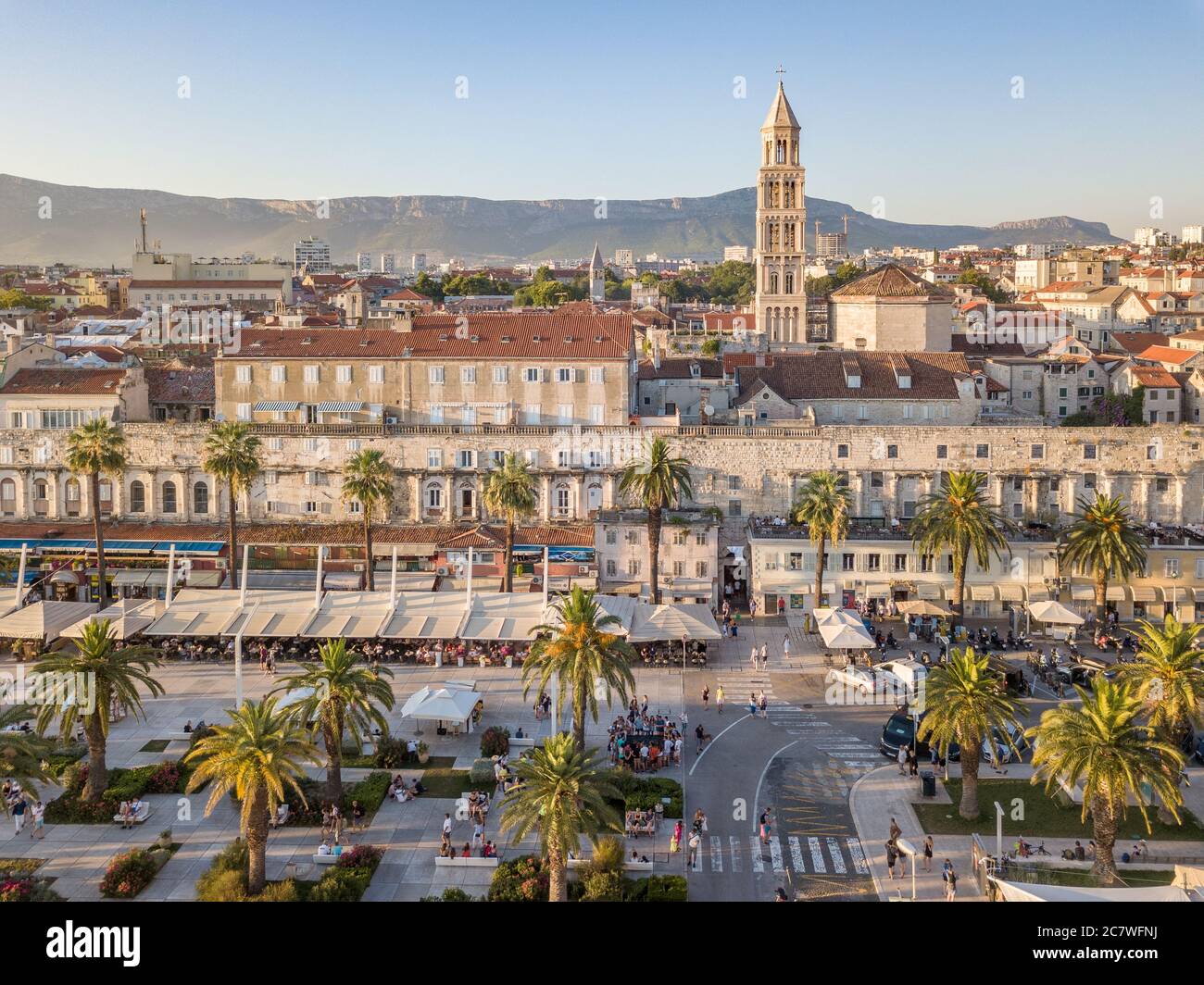 Split, Kroatien - August 15 2019: Ein sommerliches Stadtbild, mit Diokletianspalast, Glockenturm der Kathedrale von St. Domnius & Riva Promenade, Abend Stockfoto