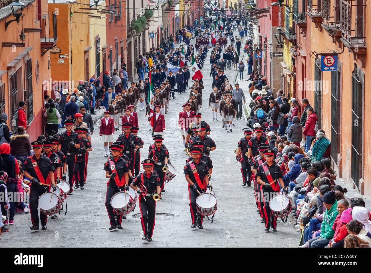 Schulmarschgruppen nehmen an der Parade Teil, die den 251.Geburtstag des mexikanischen Unabhängigkeitshelden Ignacio Allende entlang der Zacateros Straße am 21. Januar 2020 in San Miguel de Allende, Guanajuato, Mexiko, feiert. Allende, aus einer wohlhabenden Familie in San Miguel, spielte eine wichtige Rolle im Unabhängigkeitskrieg gegen Spanien 1810 und später von seiner Heimatstadt geehrt durch seinen Namen. Stockfoto