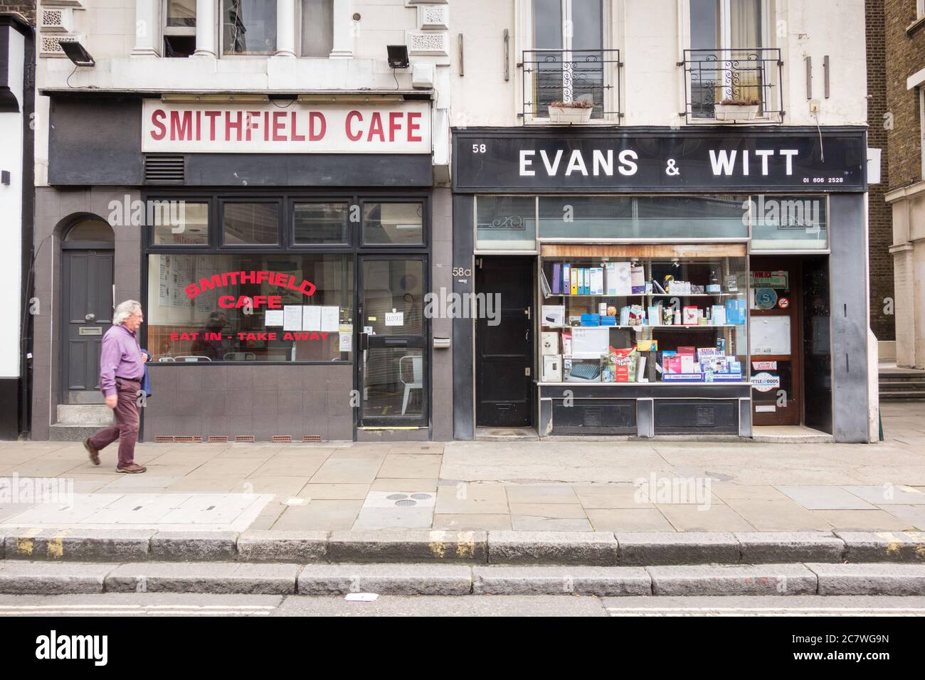 Das Äußere des Smithfield Cafe und der Bahnhofsstationen Evans und Witt auf der Long Lane, Smithfield, London, EC1, Großbritannien Stockfoto