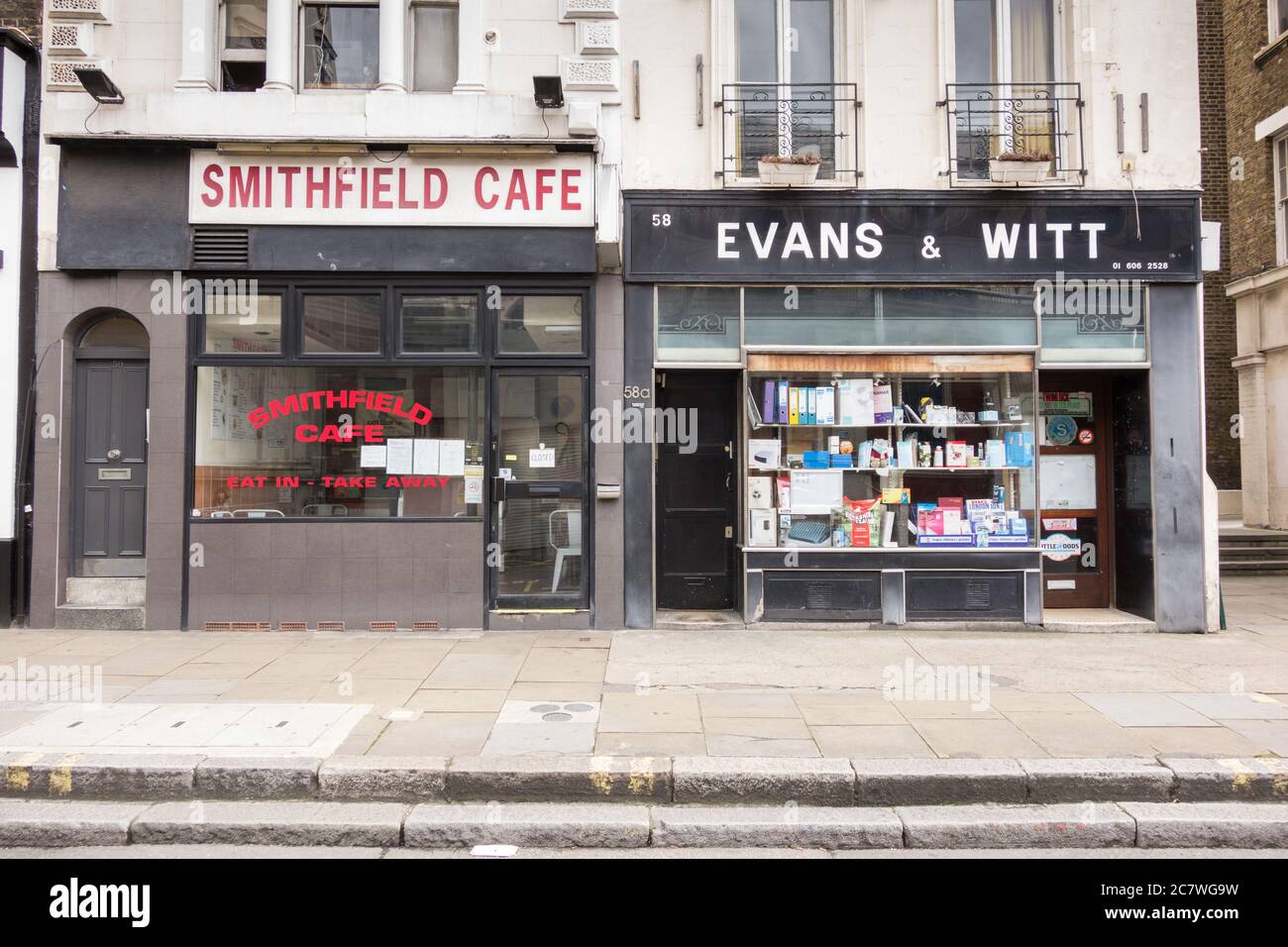 Das Äußere des Smithfield Cafe und der Bahnhofsstationen Evans und Witt auf der Long Lane, Smithfield, London, EC1, Großbritannien Stockfoto