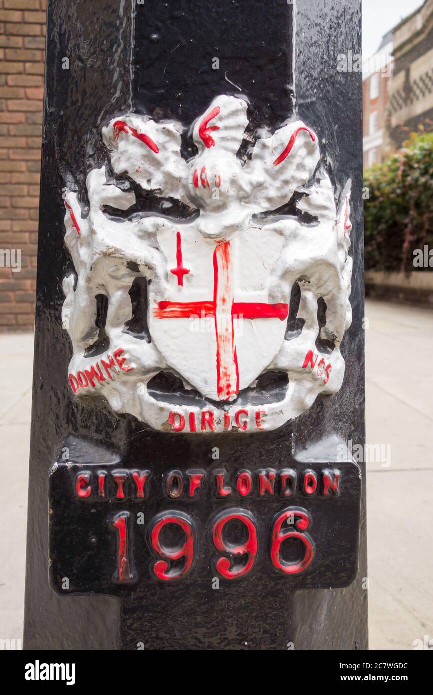 Domine Dirge nos Wappen auf einem Poller der Stadt London in der Bartholomew Passage, Smithfield, EC1, UK Stockfoto