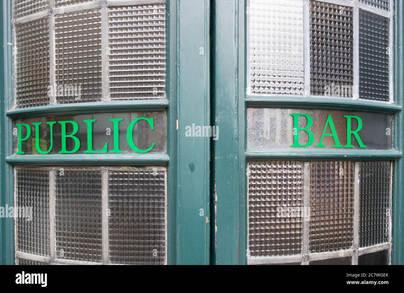 Beschilderung für öffentliche Bars am Eingang des öffentlichen Hauses Hand und Shears in der Middle Street, Smithfield, London, EC1, Großbritannien Stockfoto