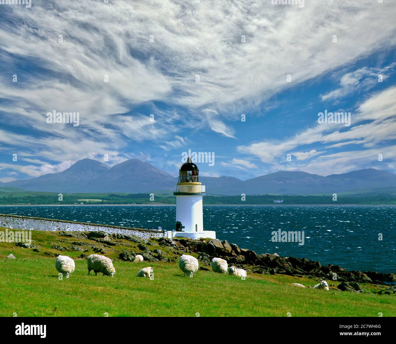 GB - innere Hebriden: Rubh ein Duin Leuchtturm auf Islay mit Paps of Jura im Hintergrund Stockfoto