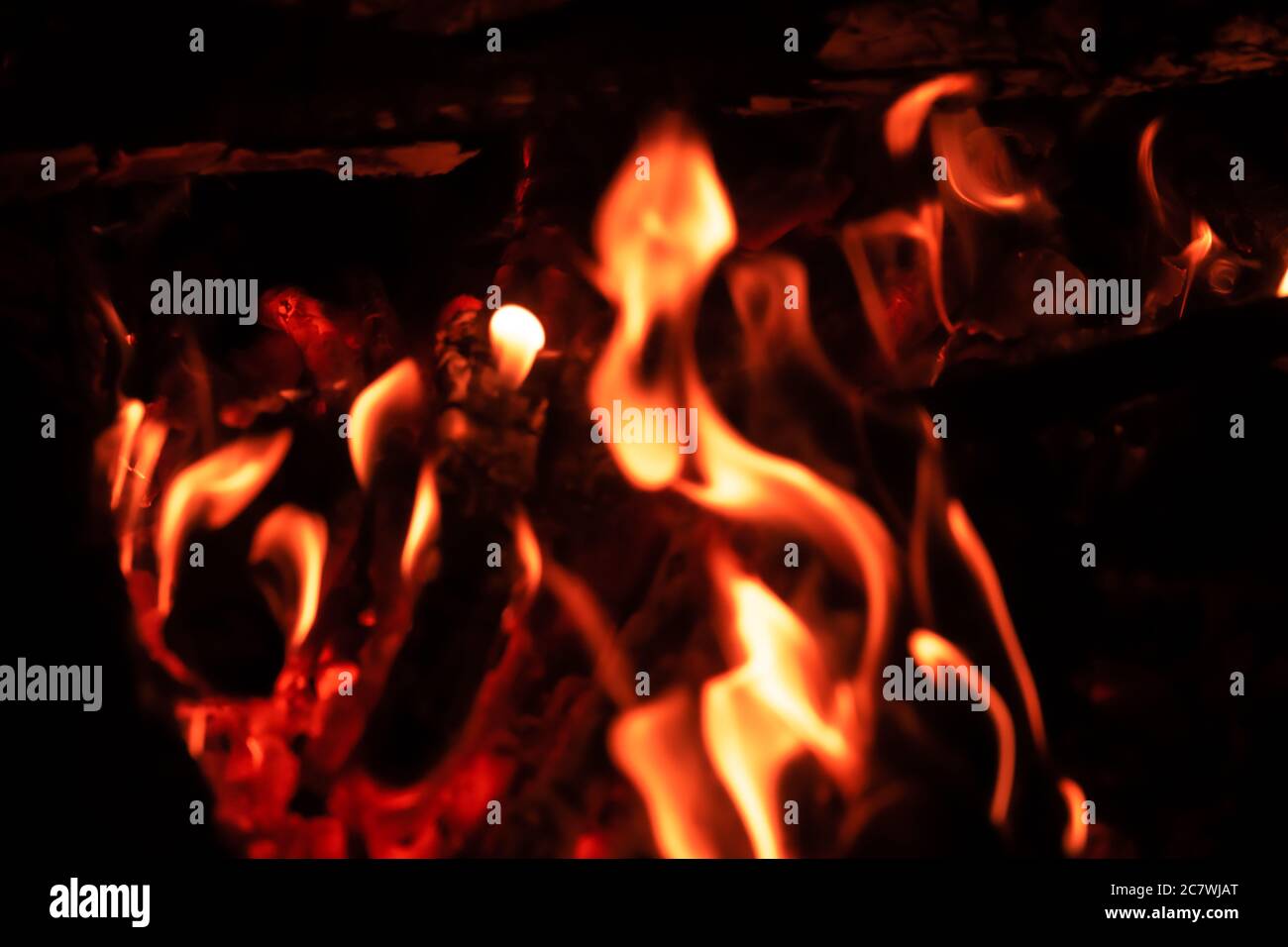 Tanzende Flamme Holzkohle brennend im Lagerfeuer in der Nacht.e Stockfoto