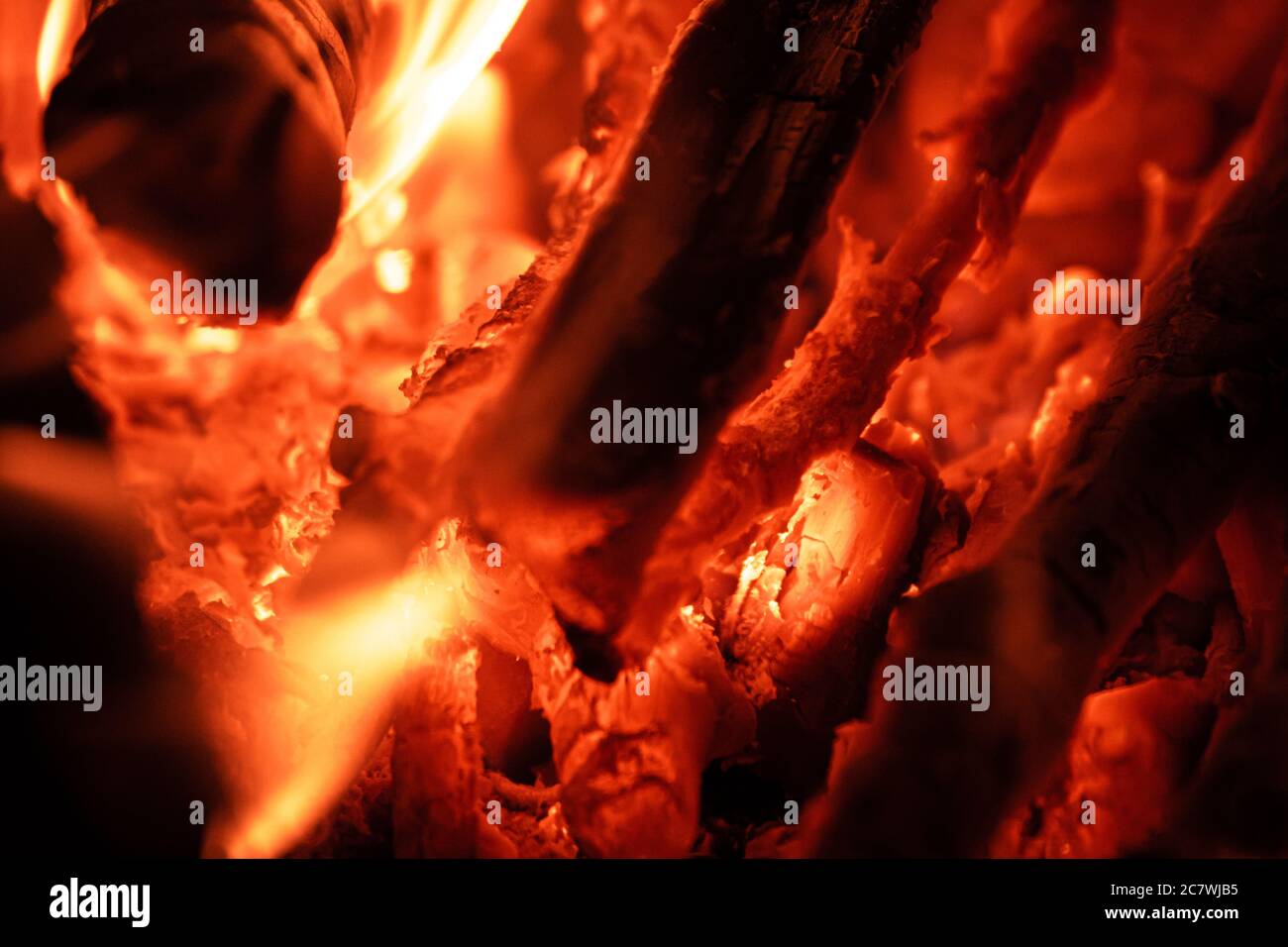 Tanzende Flamme Holzkohle brennend im Lagerfeuer in der Nacht.e Stockfoto