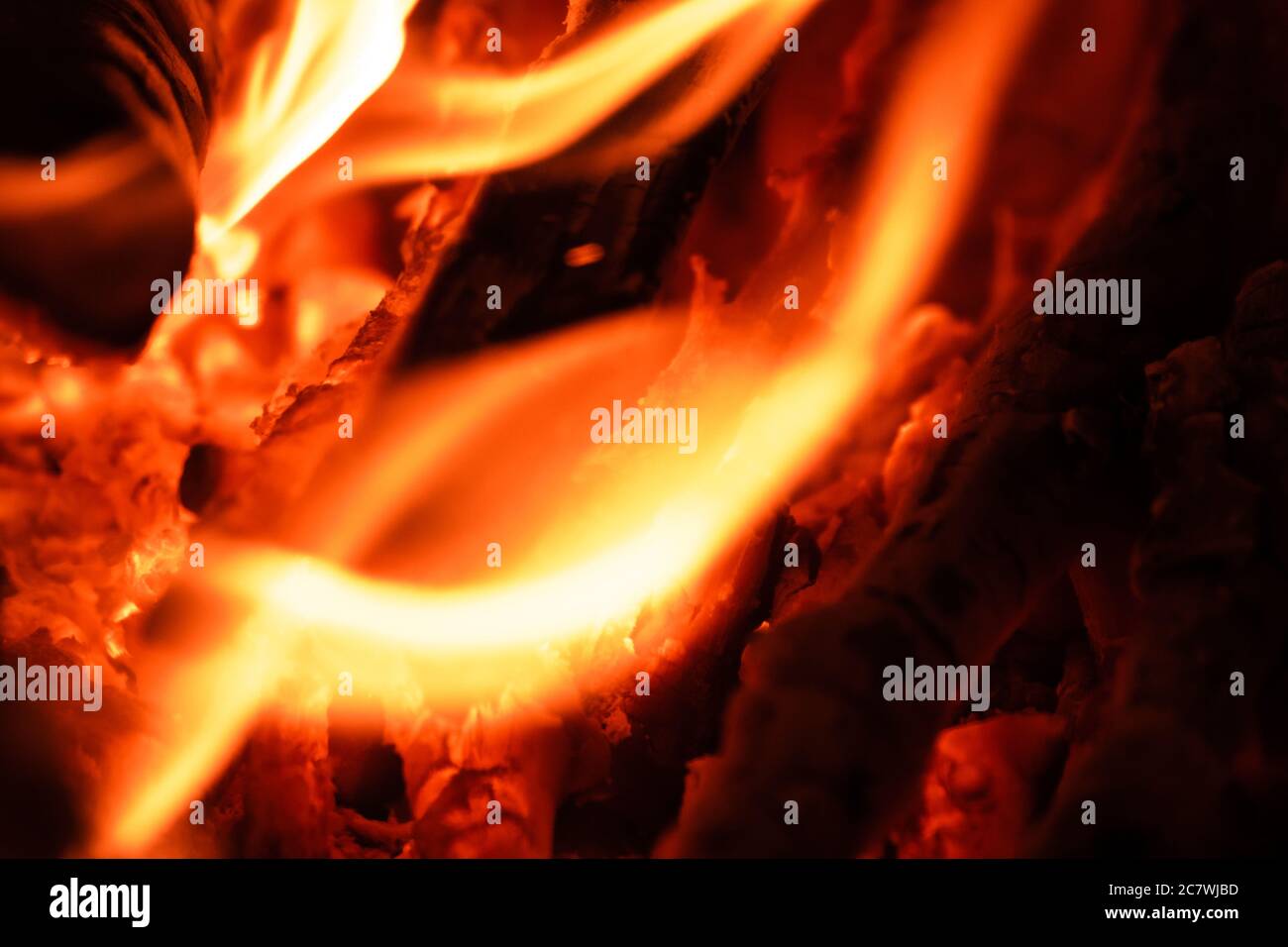 Tanzende Flamme Holzkohle brennend im Lagerfeuer in der Nacht.e Stockfoto
