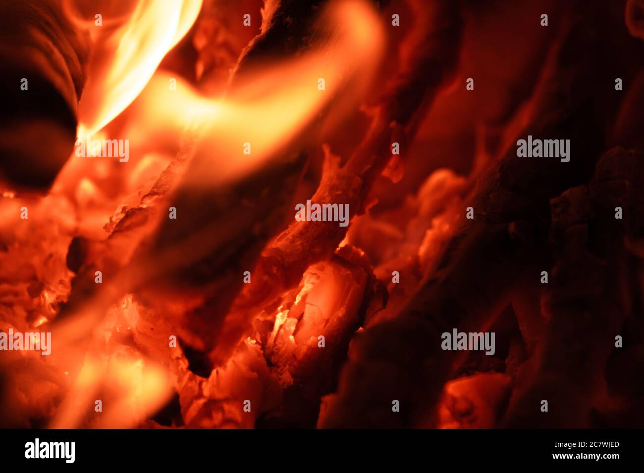 Tanzende Flamme Holzkohle brennend im Lagerfeuer in der Nacht.e Stockfoto