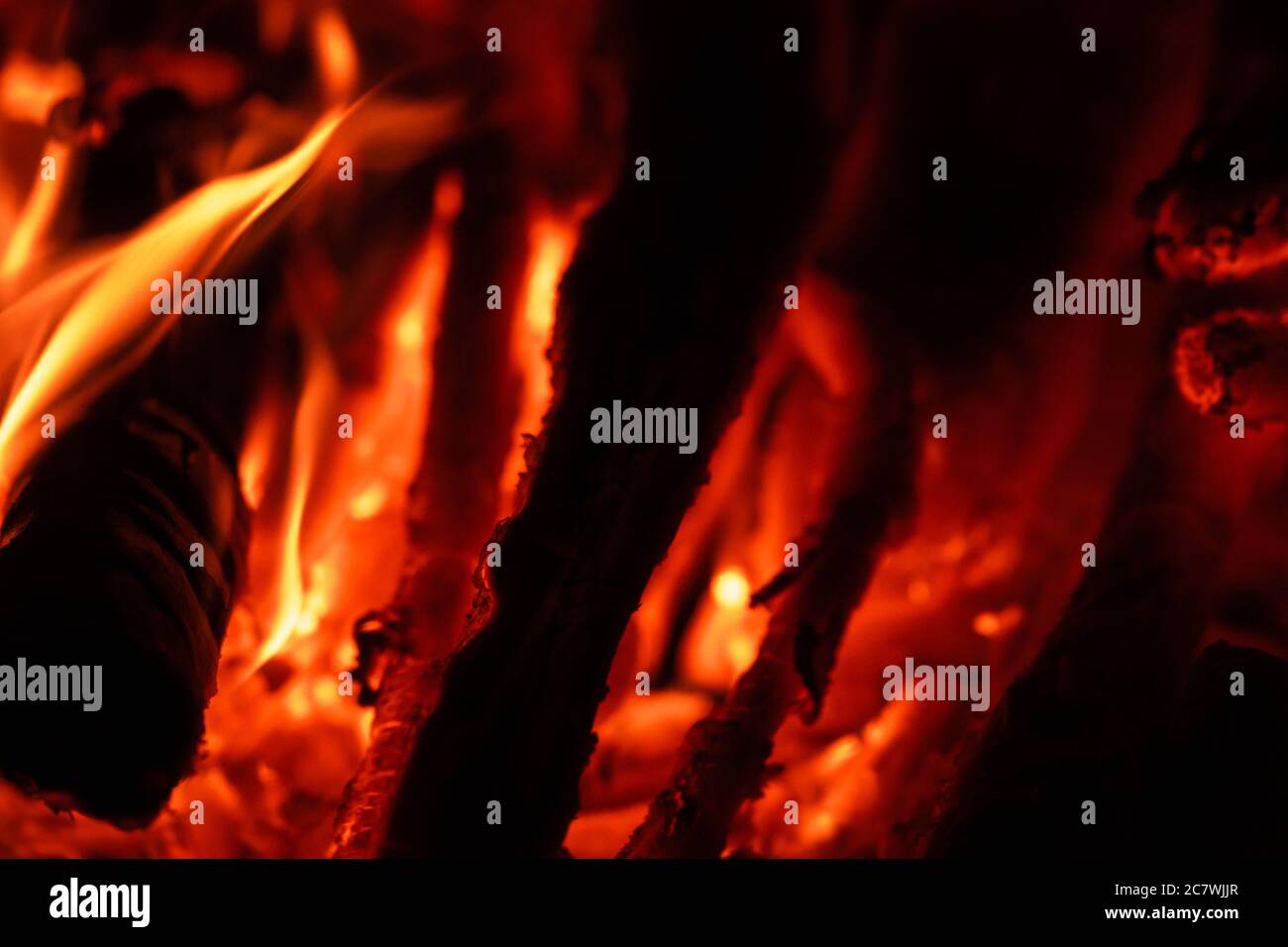 Tanzende Flamme Holzkohle brennend im Lagerfeuer in der Nacht.e Stockfoto