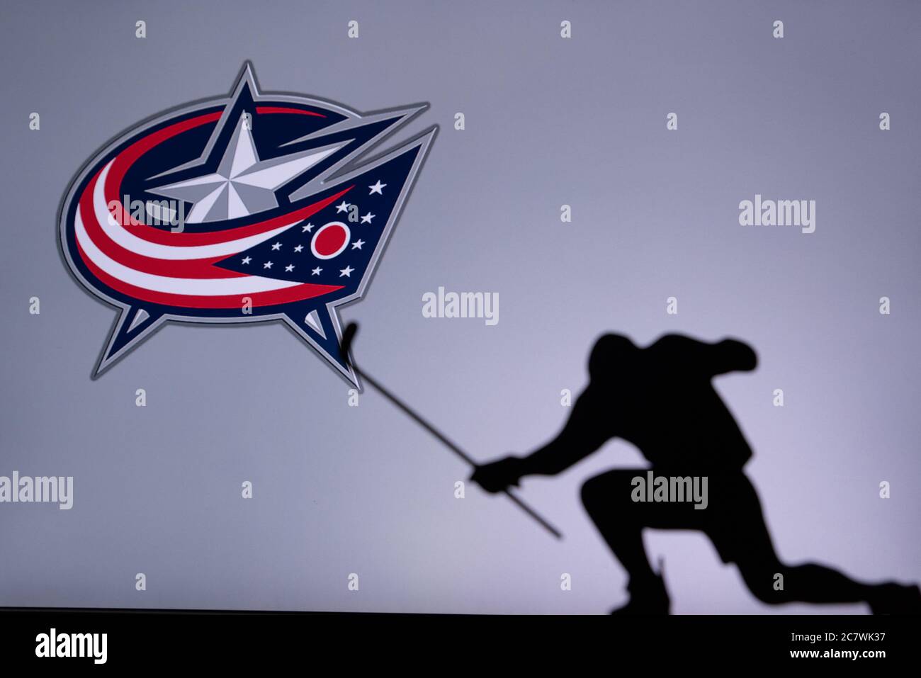 TORONTO, KANADA, 17. JULI: Columbus Blue Jackets Logo. Professionelle NHL-Eishockey-Spieler feiern Tor. Silhouette Foto, Bearbeiten Raum Stockfoto