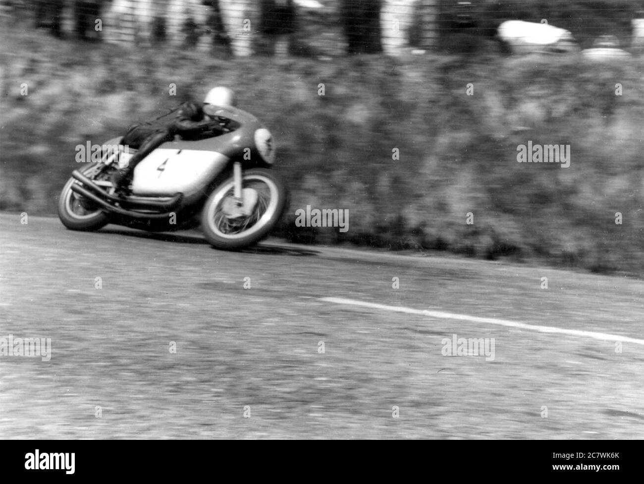 Der Rennmotorradfahrer Gary Hocking rundet eine Kurve mit Geschwindigkeit (Ereignis unbekannt). Gary Stuart Hocking (30. September 1937 – 21. Dezember 1962) war ein Grand Prix Motorrad-Weltmeister, der zwischen 1958 und 1962 antrat. Stockfoto