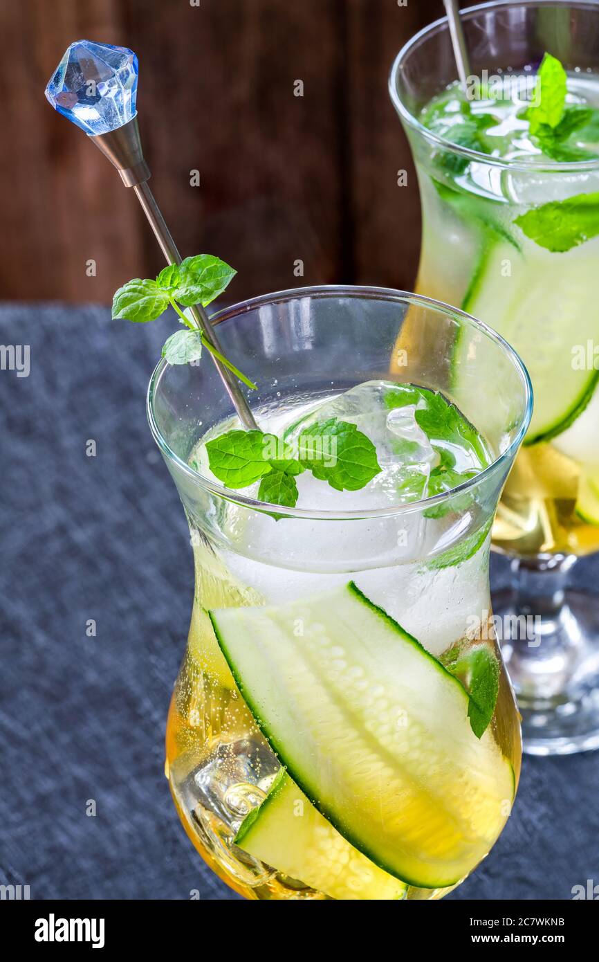 Holunderblüten und Apfelsaft Mocktail mit Gurke, Minze und Eiswürfeln - erfrischendes Sommer alkoholfreies Getränk Stockfoto