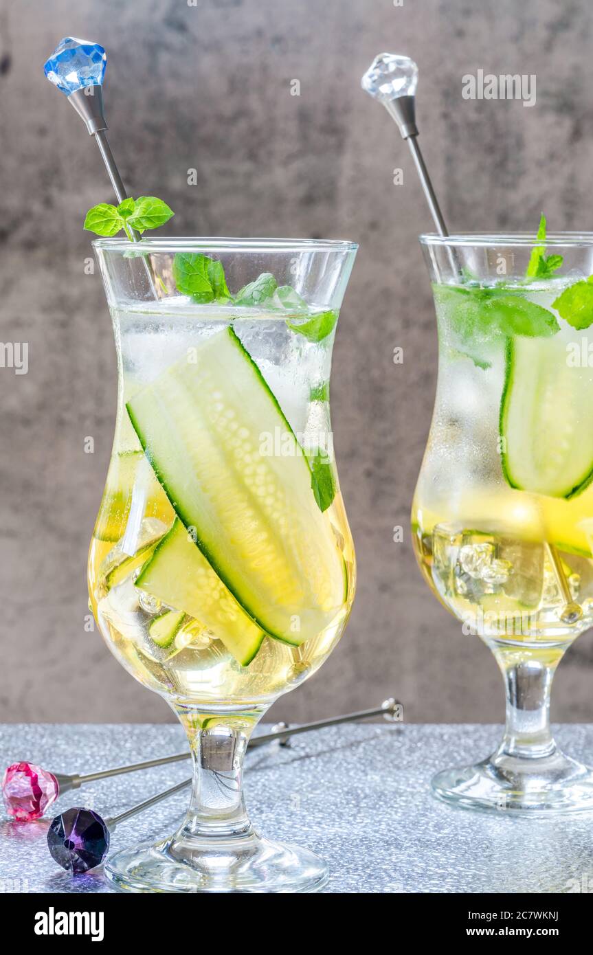 Holunderblüten und Apfelsaft Mocktail mit Gurke, Minze und Eiswürfeln - erfrischendes Sommer alkoholfreies Getränk Stockfoto