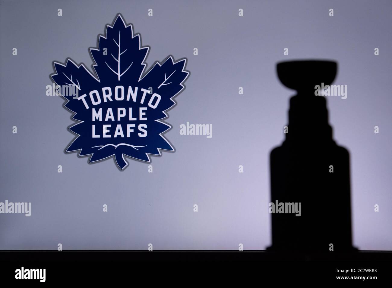TORONTO, KANADA, 17. JULI: Toronto Maple LeafsLogo des NHL-Clubs auf dem Bildschirm. Stenley Cup Trophy Silhouette. Stockfoto