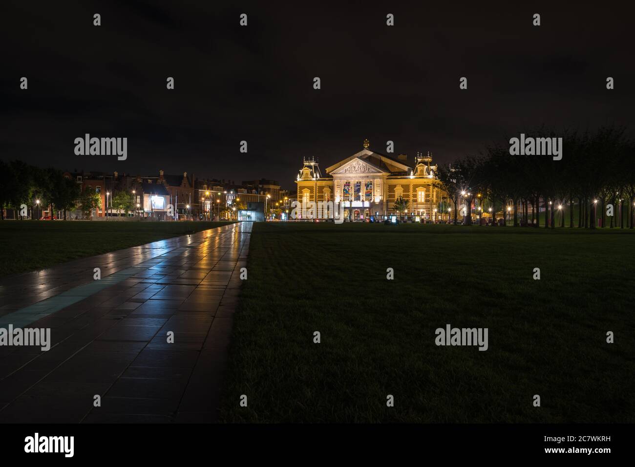 Das Museumsviertel von Amsterdam, bei Nacht mit dem Concertgebouw im Hintergrund, Holland, Niederlande Stockfoto
