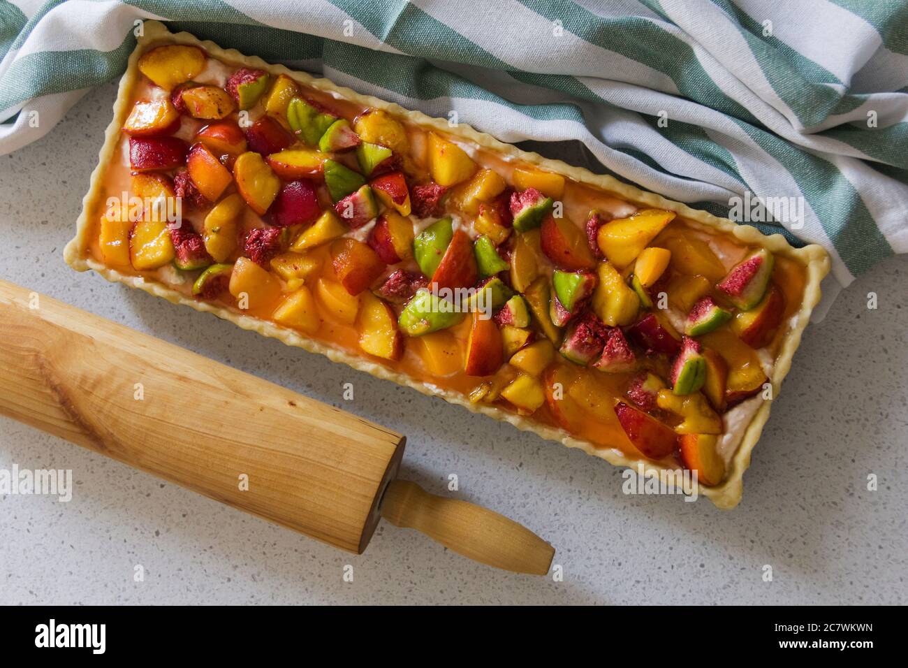 Dessert, Mürbeteig Pie mit Quark und Sommerfrüchten, Feigen, Pfirsiche, Aprikosen Stockfoto