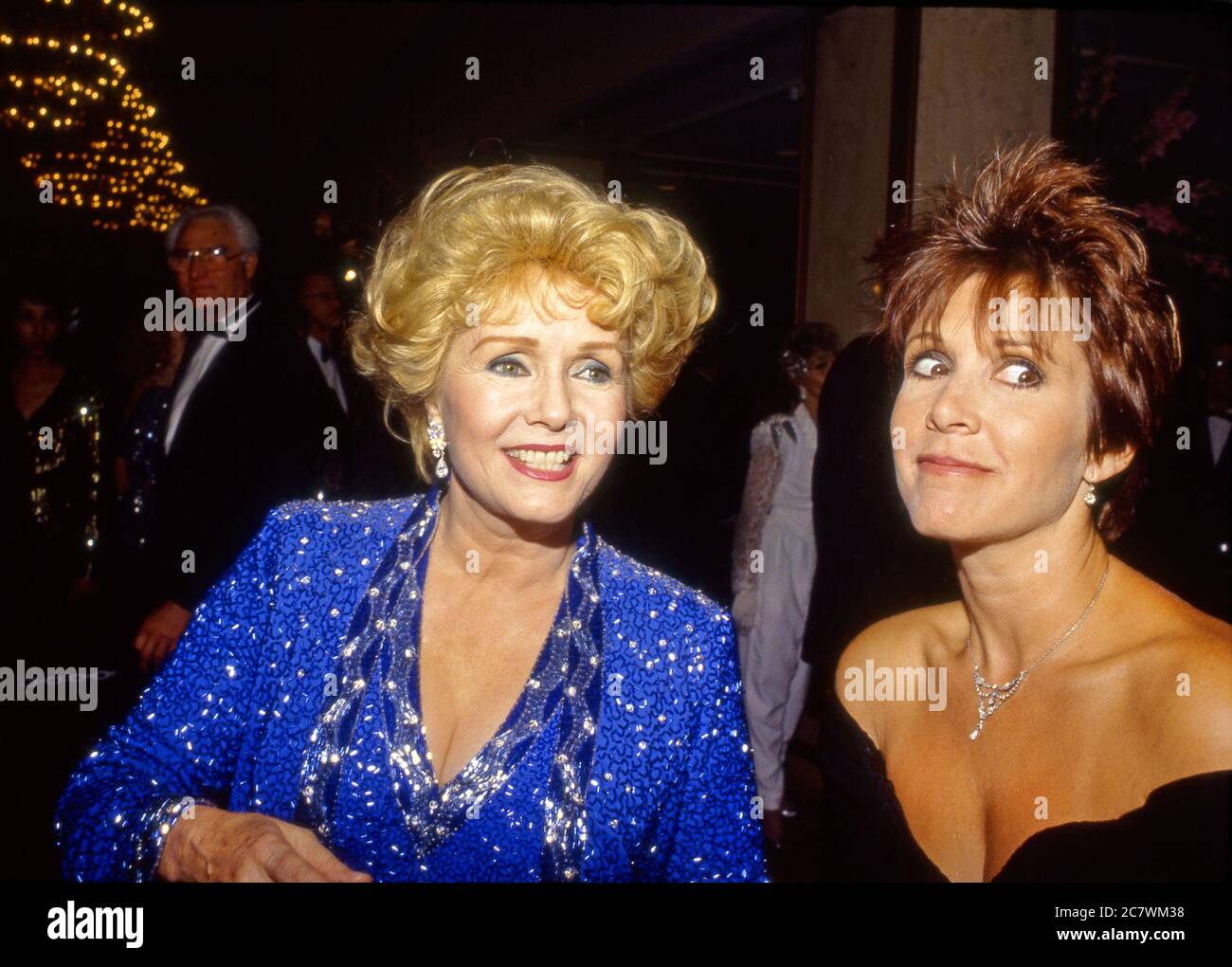 Mutter und Tochter Debbie Reynolds und Carrie Fisher Tasse für die Kameras bei einer Gala in Beverly Hills, CA Stockfoto