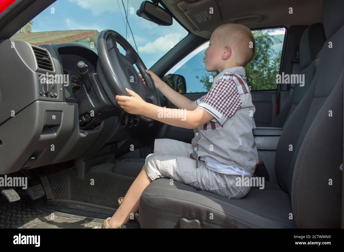 Boy Traum, ein Auto zu fahren, während der Fahrt Stockfoto