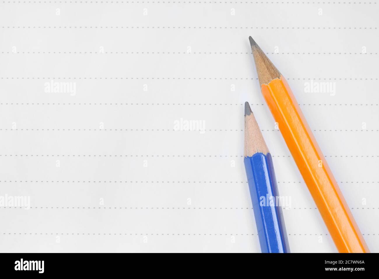 Bleistifte auf einer leeren Seite Nahaufnahme Stockfoto