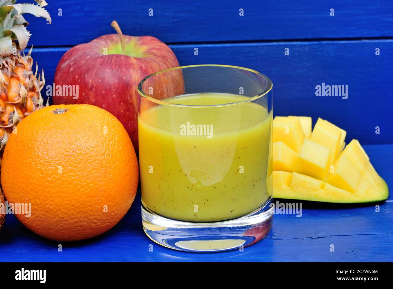 Köstliche Detox Smoothie in einem Glas auf einem Holztisch Stockfoto