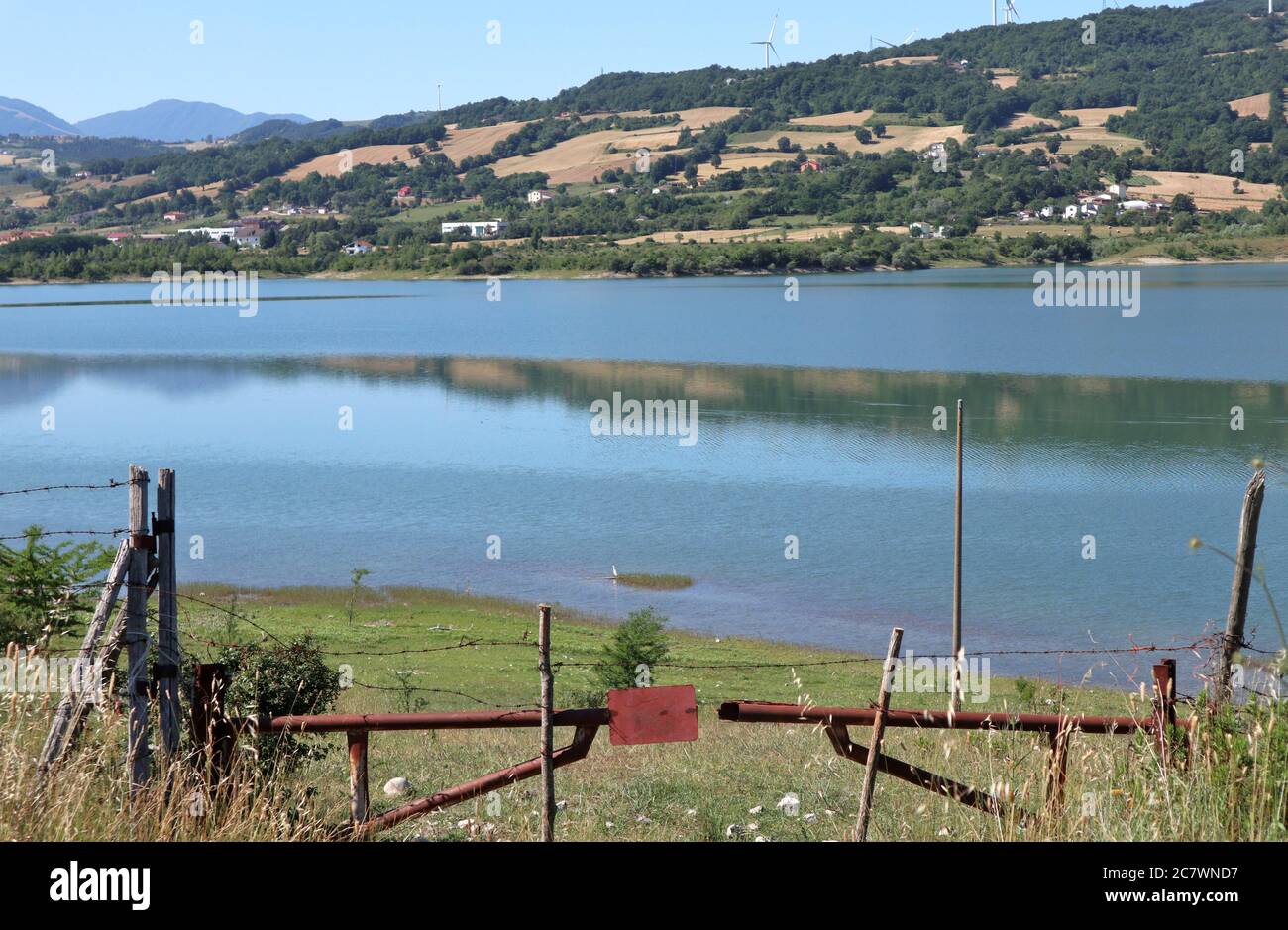 Conza - Scorcio del lago artificiale dalla circumlacuale Stockfoto