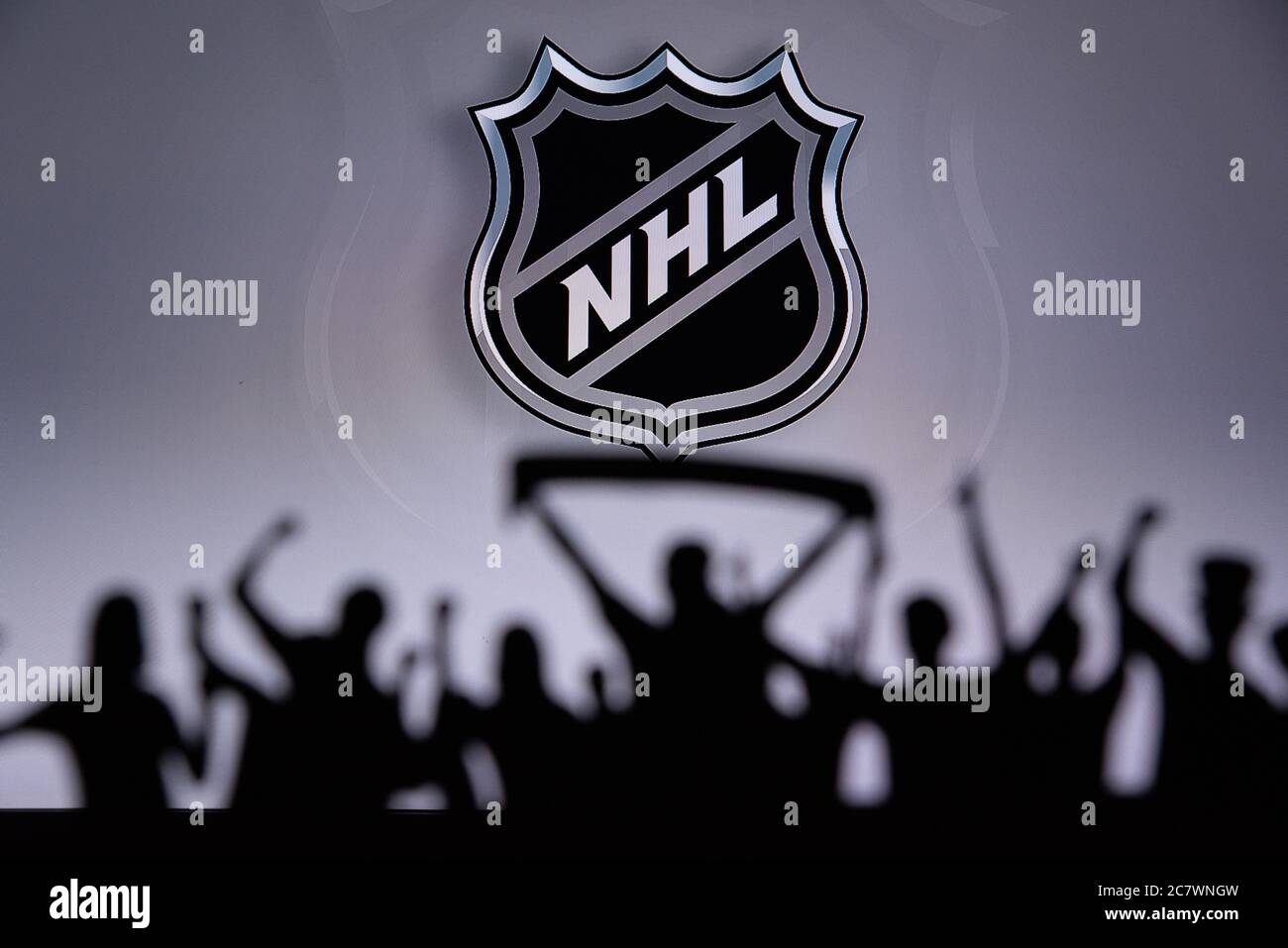 TORONTO, KANADA, 17. JULI: National Hockey LeagueFans Silhouette. Crowd feiert und unterstützt das NHL Hockey Team. Sport Foto, bearbeiten Raum Stockfoto