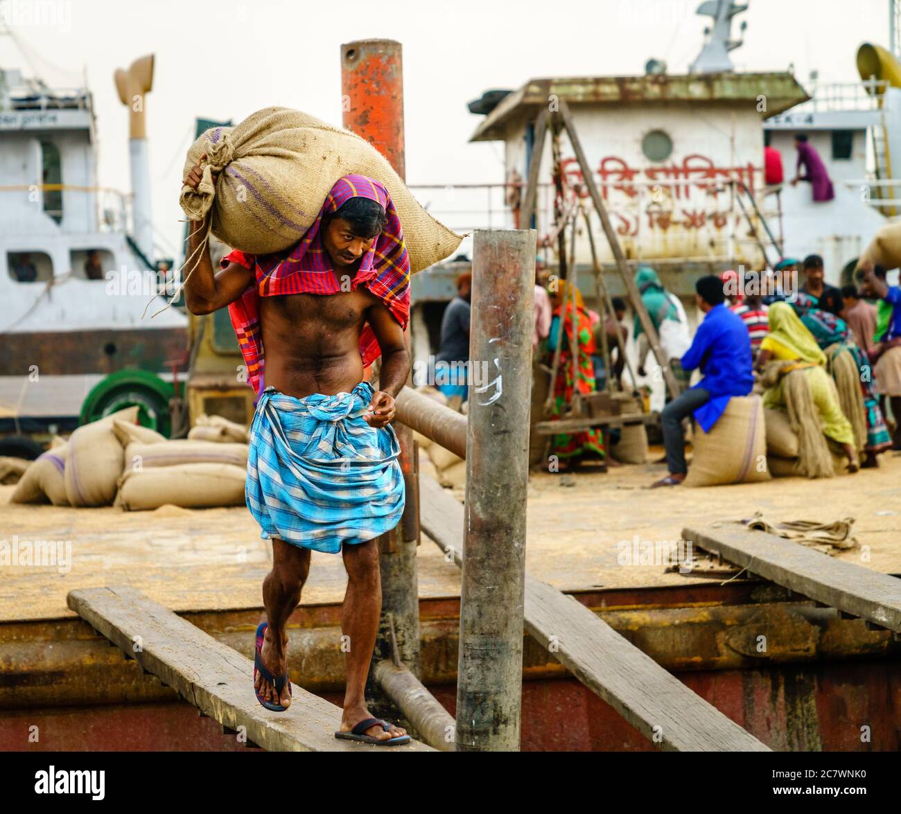 Chittagong, Bangladesch, 22. Dezember 2017: Manuelle Abladung von Fracht von Schiffen im Hafen des Karnaphuli River in Chittagong, Bangladesch Stockfoto